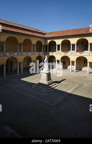 Sitz der Universität Pavia, einer 1361 gegründeten italienischen staatlichen Universität. Sie gehört zu den ältesten der Welt, Alma Ticinensis Universitas Stockfoto