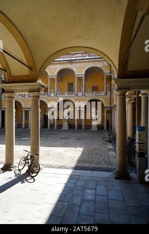 Sitz der Universität Pavia, einer 1361 gegründeten italienischen staatlichen Universität. Sie gehört zu den ältesten der Welt, Alma Ticinensis Universitas Stockfoto