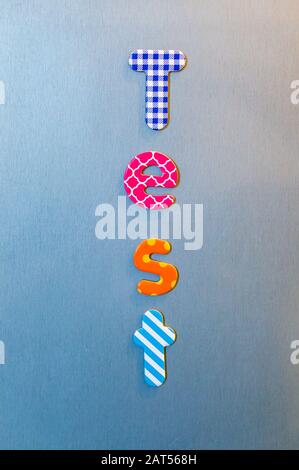 Vertikale High-Angle-Aufnahme von niedlichen Buchstaben Rechtschreibung des Wortes Stockfoto