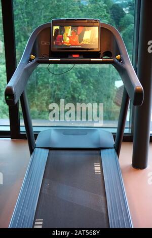 Meran, ITALIEN - 01. Januar 2020: Ein Laufband in einem Fitnessstudio ohne Person Stockfoto