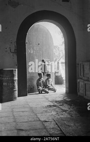 Lebensmittel-Goodsangs [Lagerhallen] der Kinder des Generalquartiermeisters in der Tür eines Lagerhauses Datum: März 1947 Standort: Batavia, Indonesien, Jakarta, Niederländisch-Indien Stockfoto