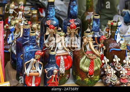 Handgefertigte Modelle, die als dekorative Elemente für den Verkauf bei einem Kunsthandwerk in Kolkata, Indien, verwendet werden Stockfoto