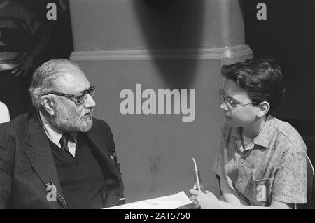 Kinder im Gespräch mit Nobelpreisträgern in Amsterdam; Nicolai Basov Datum: 30. Mai 1987 Ort: Amsterdam, Noord-Holland Schlüsselwörter: Kinder, Preisträger Stockfoto