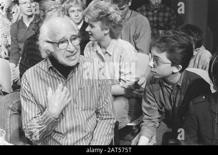 Kinder, die mit Nobelpreisträgern in Amsterdam sprechen; George Wald Datum: 30. Mai 1987 Ort: Amsterdam, Noord-Holland Schlüsselwörter: Kinder, Preisträger Stockfoto