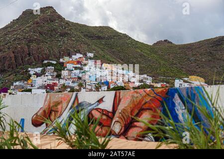 San Andrés ist ein Dorf auf der Insel Tenera auf den Kanarischen Inseln. Es liegt an der Küste, am Fuße der Anaga-Berge Stockfoto