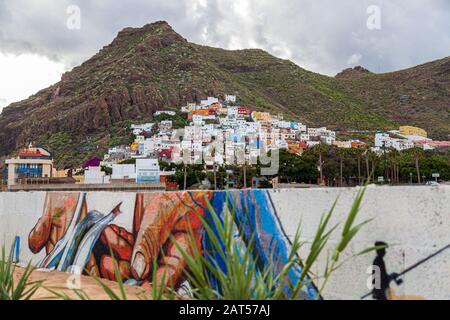 San Andrés ist ein Dorf auf der Insel Tenera auf den Kanarischen Inseln. Es liegt an der Küste, am Fuße der Anaga-Berge Stockfoto