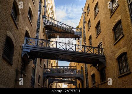 Shad Thames in London, Großbritannien. Die historische Shad Thames in der Nähe der Tower Bridge ist eine alte gepflasterte Straße, die für ihre restaurierten Überlandbrücken und Gehwege bekannt ist. Stockfoto