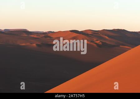 Die Bildung von Sanddünen in Dasht e lut oder sahara Wüste mit Pflanzen und Schatten Stockfoto