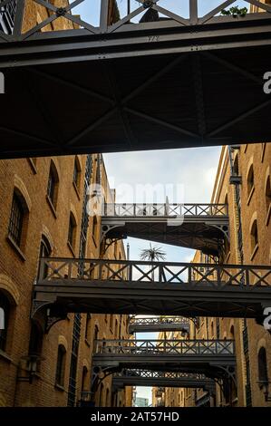 Shad Thames in London, Großbritannien. Die historische Shad Thames in der Nähe der Tower Bridge ist eine alte gepflasterte Straße, die für ihre restaurierten Überlandbrücken und Gehwege bekannt ist. Stockfoto