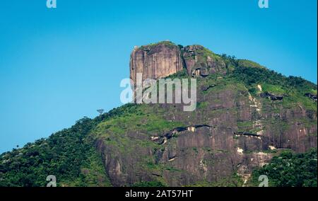 Blick auf den legendären Pedra da Gavea in Rio de Janeiro, Brasilien Stockfoto