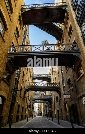 Shad Thames in London, Großbritannien. Die historische Shad Thames in der Nähe der Tower Bridge ist eine alte gepflasterte Straße, die für ihre restaurierten Überlandbrücken und Gehwege bekannt ist. Stockfoto