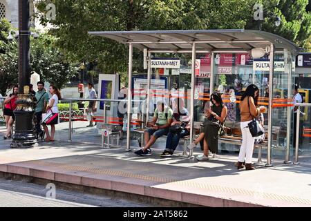 Istanbul, TÜRKEI - 16. September 2019: Menschen, die auf den Zug am Bahnhof Sultanahmet in Istanbul, Türkei warten. Stockfoto