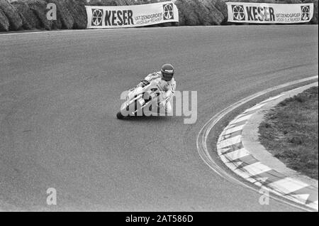 Internationale Olof-Rennen 1980 in Zandvoort Will Hartog (44) in Aktion Anmerkung: Marginaler Negativstreifen: Nr. 6 Randy Mamola Datum: 14. september 1980 Ort: Noord-Holland, Zandvoort Schlüsselwörter: Motoren, Motorradrennen Personenname: Hartog, Wil, Mamola, Randy Stockfoto