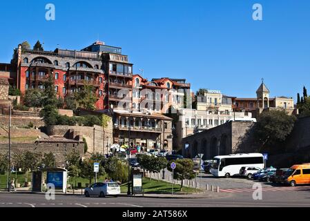 Tiflis, GEORGIEN - 24. September 2019: Ein Hotelhaufen in der Nähe der Altstadt von Tiflis, Georgien. Stockfoto