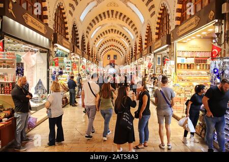 Istanbul, TÜRKEI - 16. September 2019: Menschen, die den berühmten Istanbul Gewürzmarkt genießen. Dies ist eine beliebte Touristenattraktion in der Stadt. Stockfoto