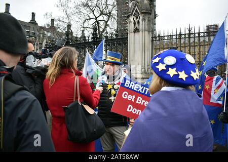 London, Großbritannien. Januar 2020. Am Vortag des Brexit versammeln sich die Demonstranten vor Den Häusern des Parlaments. Steven Bray ist ein Aktivist aus Port Talbot in Südwales, der 2018 und 2019 täglich Proteste gegen Brexit im College Green in Westminster machte. Er ist vielfältig bekannt als Stop Brexit Man, Mr Stop Brexit oder The Stop Brexit Guy. Kredit: Johnny ARMSTEAD/Alamy Live News Stockfoto