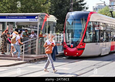 Istanbul, TÜRKEI - 22. September 2019: Menschen, die auf den Zug im Bahnhof Sultanahmet in Istanbul, Türkei warten. Stockfoto