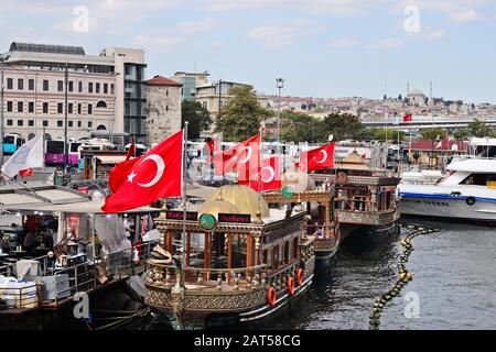 Istanbul, TÜRKEI - 16. September 2019: Ein Landschaftsbild von Eminonu Pier. Viele Bosporus-Kreuzfahrtschiffe fahren von hier aus. Stockfoto