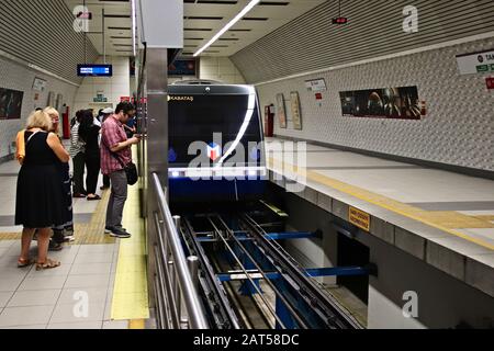 Istanbul, TÜRKEI - 16. September 2019: Menschen, die auf die Standseilbahn innerhalb der U-Bahn-Station Taksim in Istanbul, Türkei warten. Stockfoto