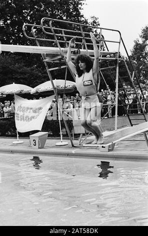 Aufnahmen AVRO-TV Star Slag in Enschede Willeke van Ammelrooy während des Schonenspringens Datum: 14. August 1980 Ort: Enschede, Overijssel Schlüsselwörter: Schoonspringen, Fernsehprogramme, Schwimmbäder Name: Ammelrooy, Willeke van Stockfoto