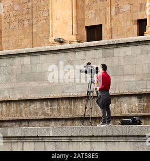 Tiflis, GEORGIA - 22. September 2019: Kameramann dreht außerhalb des Parlamentsgebäudes in Georgia an der Rustaveli Avenue. Bild des News- und Medienkonzepts. Stockfoto