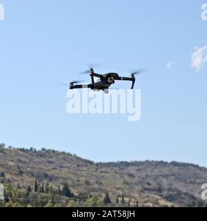 Tiflis, GEORGIEN - 24. September 2019: Eine DJI Mavic Pro Drohne, die in der Luft fliegt. Stockfoto