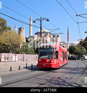 Istanbul, TÜRKEI - 16. September 2019: Eine Straßenbahn in Istanbul, die durch den Sultanahmet-Platz führt. Dies ist ein beliebter Touristenort in der Stadt. Stockfoto