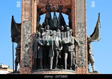 Istanbul, TÜRKEI - 16. September 2019: Das Republikdenkmal befindet sich am Taksim-Platz, um der Entstehung der Türkischen Republik im Jahr 1923 zu gedenken. Stockfoto