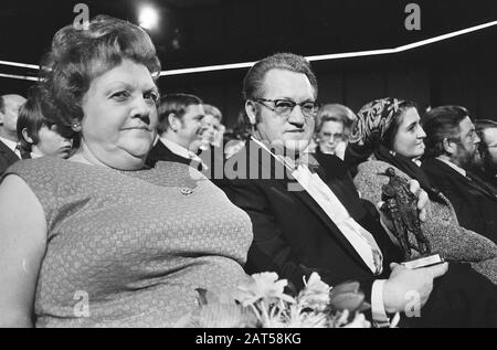 Willem Duys erreicht Edisons im TV-Programm Für die Faust weg, Left Tante Leen, rechts Johnny Jordaan mit Edison Datum: 26. Februar 1971 Schlüsselwörter: Auszeichnungen, Sängername: Jordaan, Johnny, Tante Leen Institutionenname: Edison Stockfoto