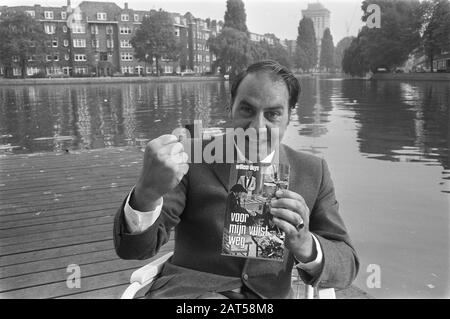 Willem Duys mit Buch Für meine Faust entfernt, Präsentation in Amsterdam Datum: 25. september 1970 Ort: Amsterdam, Noord-Holland Schlüsselwörter: Bücher persönlicher Name: Duys, Willem Stockfoto