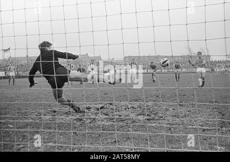 Fußballspiel: Elinkwijk - Willem II zu Utrechter Willem II Torhüter Schobert ist nach Elfmeter vergangen Datum: 27. November 1966 Ort: Utrechter (Stadt) Schlagwörter: Torhüter, Sport, Fußball Personenname: Schobert, Name Der Institution: Willem II Stockfoto