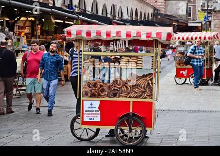 Istanbul, TÜRKEI - 16. September 2019: Ein traditioneller türkischer Bagelwagen. Dies ist ein beliebtes Straßennahrungsmittel in der Stadt. Stockfoto