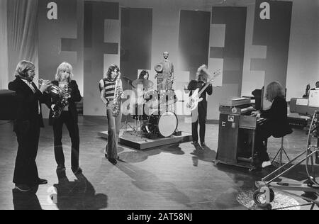 Willem Duys erreicht Edisons in der Fernsehsendung Zum ersten Schlag. The Symphonic Rock Band Ekseption Date: 26. Februar 1971 Schlagwörter: Popmusik, Auszeichnungen Stockfoto