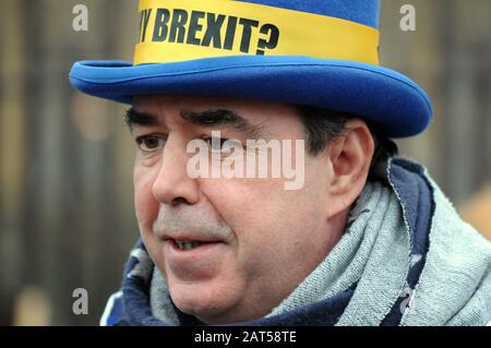 London, Großbritannien. Januar 2020. Am Vortag des Brexit versammeln sich die Demonstranten vor Den Häusern des Parlaments. Steven Bray ist ein Aktivist aus Port Talbot in Südwales, der 2018 und 2019 täglich Proteste gegen Brexit im College Green in Westminster machte. Er ist vielfältig bekannt als Stop Brexit Man, Mr Stop Brexit oder The Stop Brexit Guy. Kredit: Johnny ARMSTEAD/Alamy Live News Stockfoto