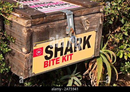 Jeffrey'S BAY, SÜDAFRIKA - April 04, 2019: Ein Hai-Biss-Kit, das Surfer nach einem Hai-Angriff im Ozean behandelt. Stockfoto