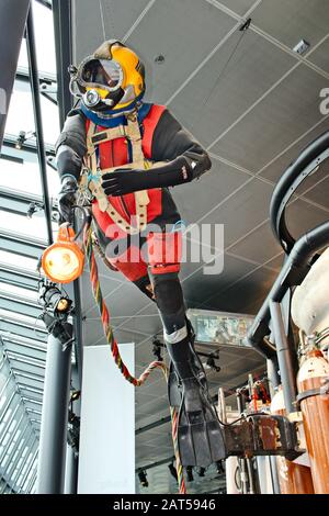 Stavanger, NORWEGEN - 11. Juli 2019: Eine Schaufensterpuppe für Tiefseetaucher im Stavanger Petroleum Museum. Stockfoto