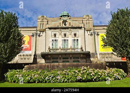 Bergen, NORWEGEN - 10. Juli 2019: Das Bergen National Opera House in Norwegen. Stockfoto