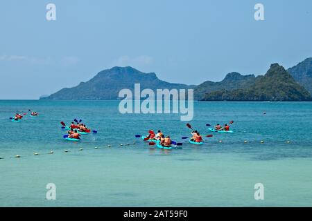 Ko SAMUI, THAILAND - 26. April 2019: Kajaktouren im Ang Thong Marine National Park sind eine beliebte Touristenattraktion. Stockfoto