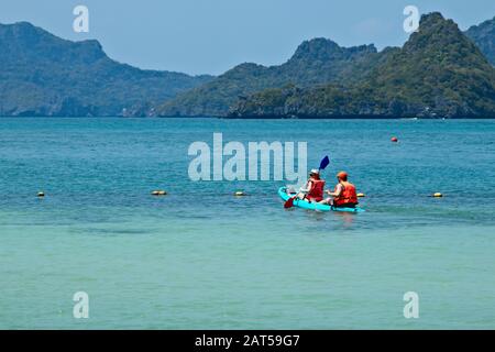 Ko SAMUI, THAILAND - 26. April 2019: Kajaktouren im Ang Thong Marine National Park sind eine beliebte Touristenattraktion. Stockfoto