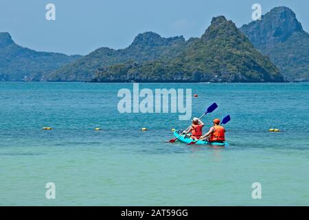 Ko SAMUI, THAILAND - 26. April 2019: Kajaktouren im Ang Thong Marine National Park sind eine beliebte Touristenattraktion. Stockfoto
