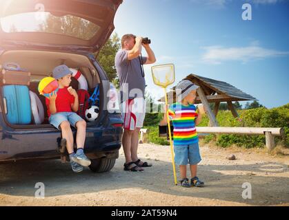 Jungs ruhen mit Vater in der Natur an einem schönen Sommertag Stockfoto