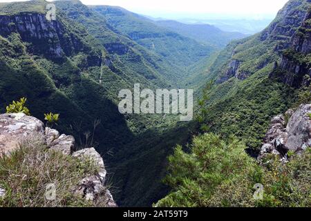 Die Felder über den Bergen, die Wege, der Wasserfall und die schönste Landschaft, die von der Natur gebildet wird! Stockfoto