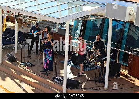 Southampton, GROSSBRITANNIEN - 02. Juli 2019: Eine Live-Cover-Band, die auf einem Kreuzfahrtschiffdeck auftrat. Stockfoto