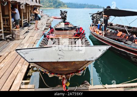 Khao SOK, THAILAND - 11. April 2019: Eines der vielen Floßhausdörfer, die am Khao Sok See zu finden sind. Stockfoto