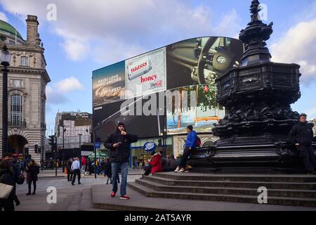 Touristen im Winter Piccadilly Circus in London Stockfoto