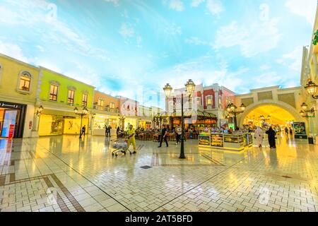 Doha, Katar - 21. Februar 2019: Inneneinrichtung der berühmten Villaggio Mall, einem Einkaufszentrum in Aspire Zone, Doha Sports City. Luxusgeschäfte mit 200 Geschäften Stockfoto