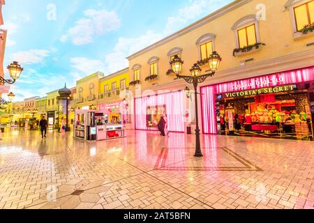 Doha, Katar - 21. Februar 2019: Victoria's Secret Shop Inside Villaggio Mall, einem Einkaufszentrum in Aspire Zone Sports City. Luxusmarken, teuer Stockfoto