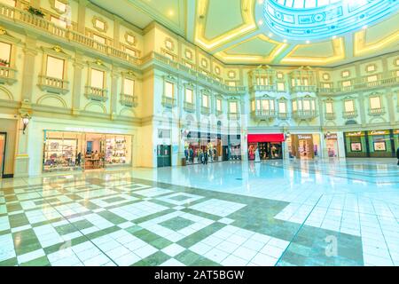 Doha, Katar - 21. Februar 2019: Innenstadtbereich der Villaggio Mall, einem Einkaufszentrum in Aspire Zone, Doha Sports City. Luxusmarken, teure Geschäfte und Stockfoto