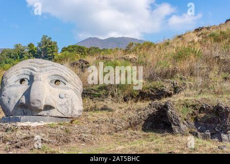 Italien, Neapel, Pulcinella-Skulptur auf dem Weg zum Vesuv Stockfoto