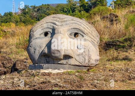 Italien, Neapel, Pulcinella-Skulptur auf dem Weg zum Vesuv Stockfoto